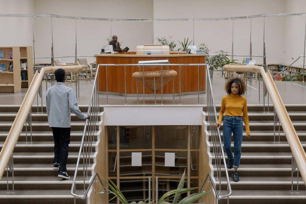 ilustrasi naik dan turun tangga (pexels.com/cottonbro studio)