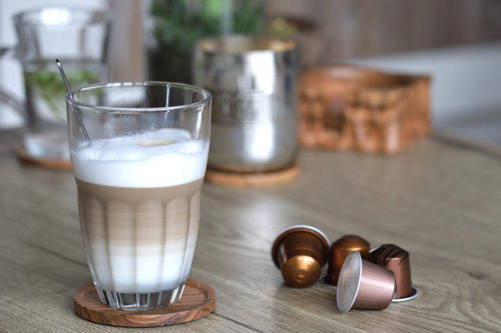 ilustrasi coconut latte (pexels.com/Dennis Roubos)