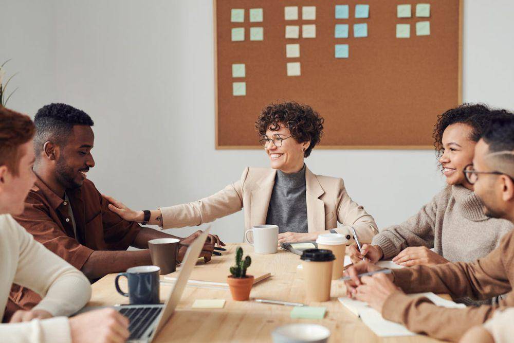 ilustrasi suasana rapat (pexels.com/fauxels)
