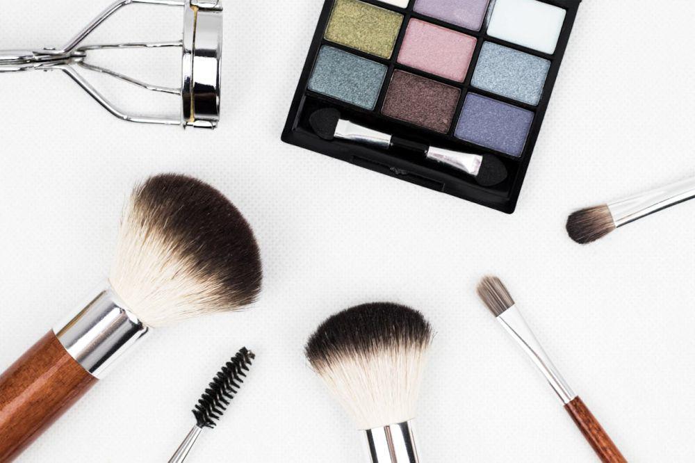 ilustrasi makeup dengan berbagai macam warna (pexels.com/Alex Kinkate)