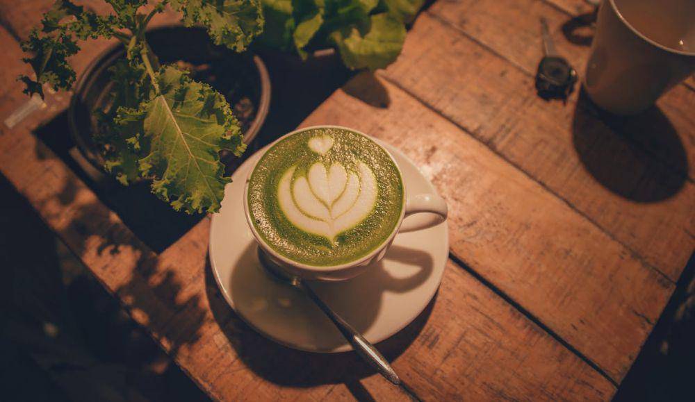 ilustrasi matcha oat latte (pexels.com/Min An)