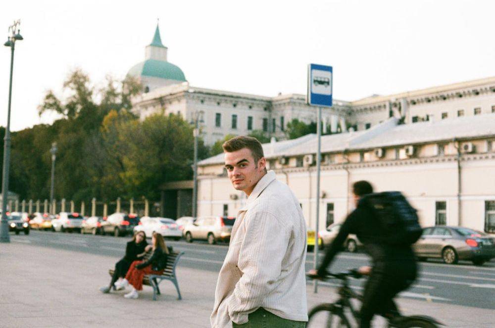 ilustrasi jalan sore (pexels.com/Nikita Lutsenko)