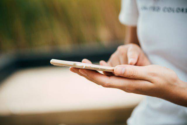 ilustrasi penggunaan smartphone (pexels.com/@nurseryart)