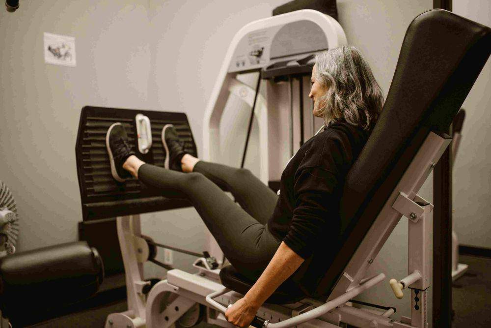 ilustrasi perempuan sedang menggunakan leg press machine (pexels.com/RDNE Stock project)