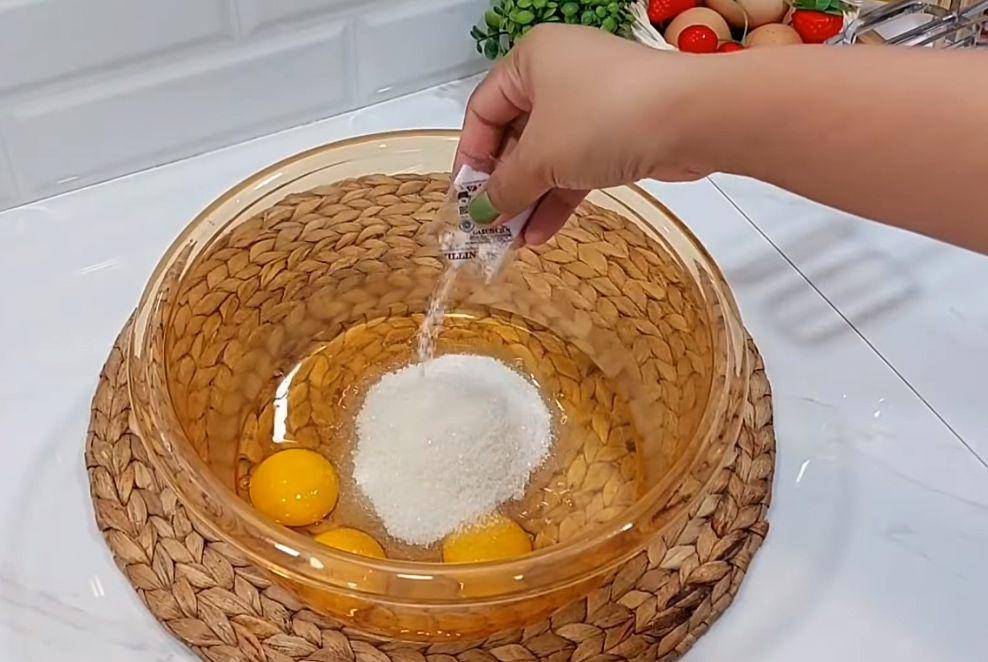 ilustrasi membuat adonan bolu durian cokelat (YouTube.com/Ryanares Kitchen)