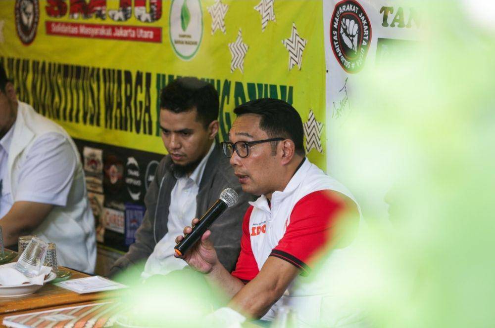 Calon gubernur Jakarta nomor urut satu, Ridwan Kamil ketika mengenakan baju Persija saat blusukan. (Dokumentasi tim pemenangan RIDO)