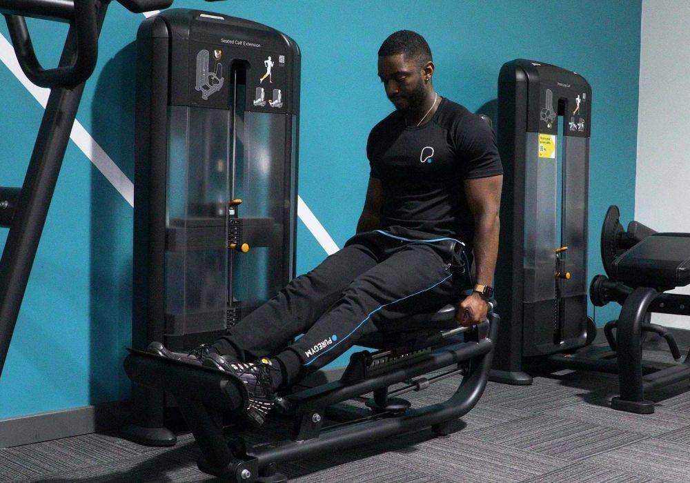 ilustrasi latihan kaki dengan seated calf raise machine (dok/puregym.com)