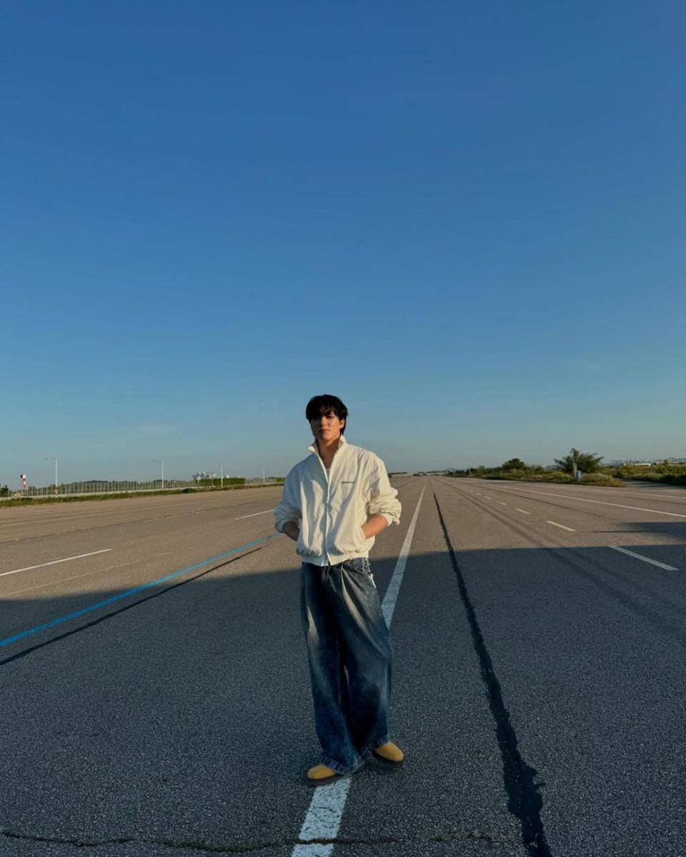 style cowok cuek ala Jeno NCT (instagram.com/leejen_o_423)