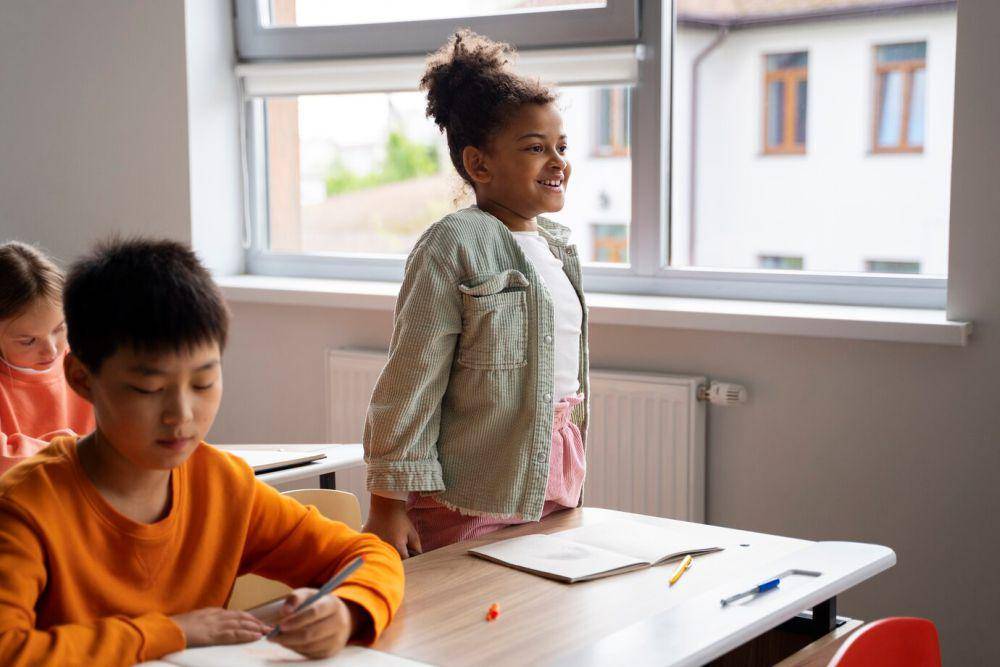 ilustrasi anak-anak belajar di kelas (freepik.com/freepik)