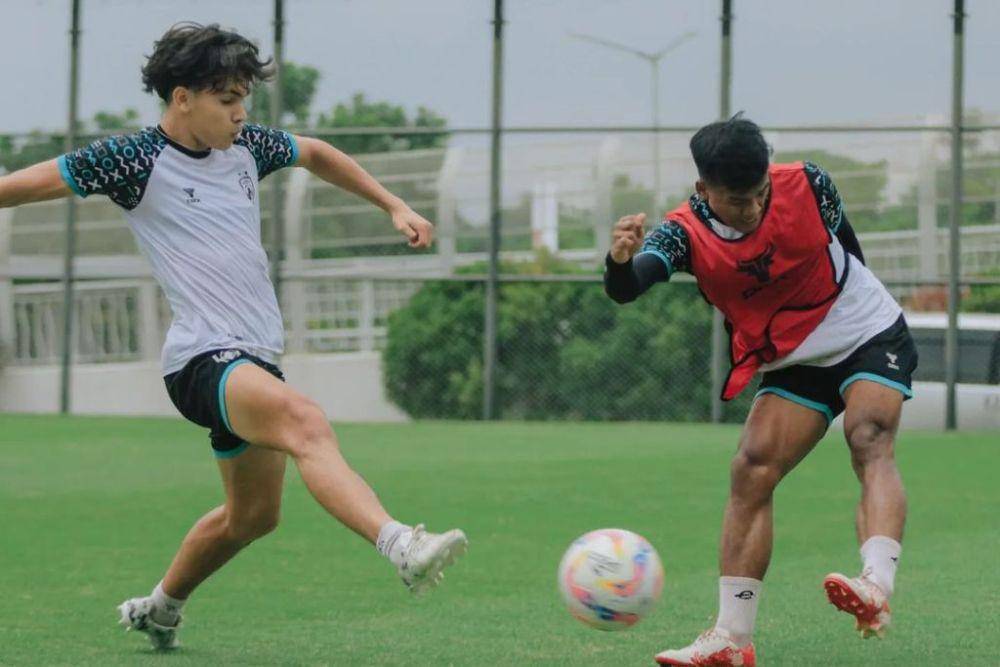 Para pemain PSM Makassar dalam sesi latihan di Lapangan ABC Jakarta International Stadium pada Selasa 19 November 2024. (Instagram.com/psm_makassar)
