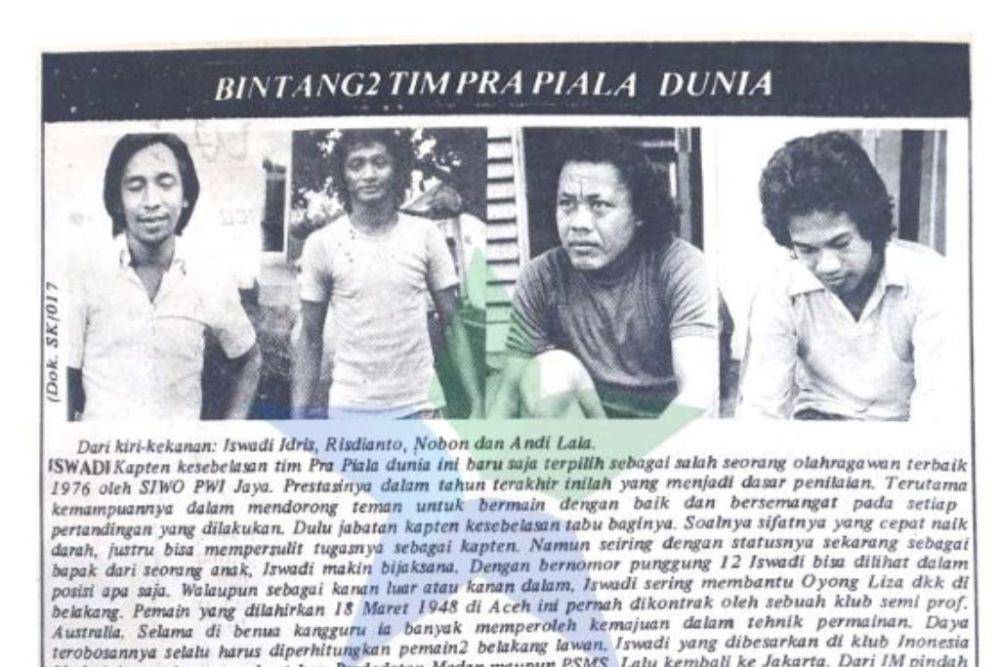 Legenda sepak bola nasional asal Sulawesi Selatan, Andi Lala (paling kanan), bersama para pemain Timnas Indonesia pada Pra-Piala Dunia 1976. (Dok. Perpustakaan Nasional RI)
