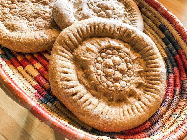 ilustrasi Lepyoshka (https://bewitchingkitchen.com/2018/05/01/uzbek-flatbread/)