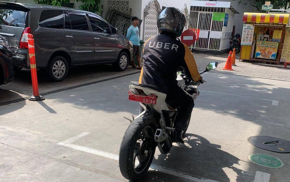 Pemotor pelat merah yang menganiaya operator SPBU Pertamina di Semarang (Dok. Pertamina)