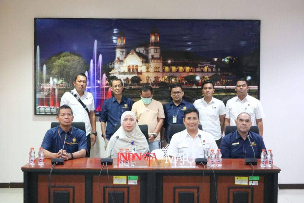 Tersangka Pajak Rp3,4 Miliar, DW (belakang ketiga kiri) saat gelar kasus di kantor DJP Jateng I di Semarang. (Dok. DJP Jateng I)
