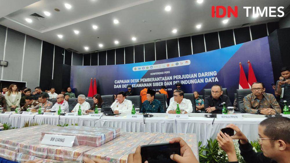 Konferensi pers sejumlah menteri terkait judi online di Kementerian Komdigi, Jakarta Pusat (IDN Times/Yosafat Diva Bayu Wisesa)