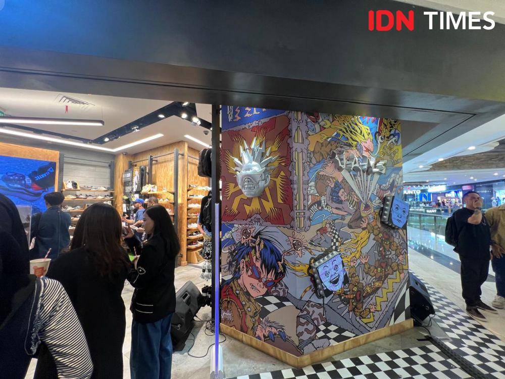 Instalasi seni dari Dwiky KA di gerai Vans Grand Indonesia (IDN Times/Wahyu Kurniawan)