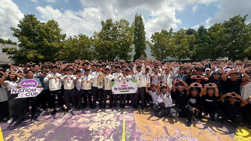 Tim futsal putra SMAN 4 Metro Provinsi Lampung saat disambut dan foto bersama teman-teman di lapangan sekolah, Kamis (21/11/2024). (Dok. XL Axiata).