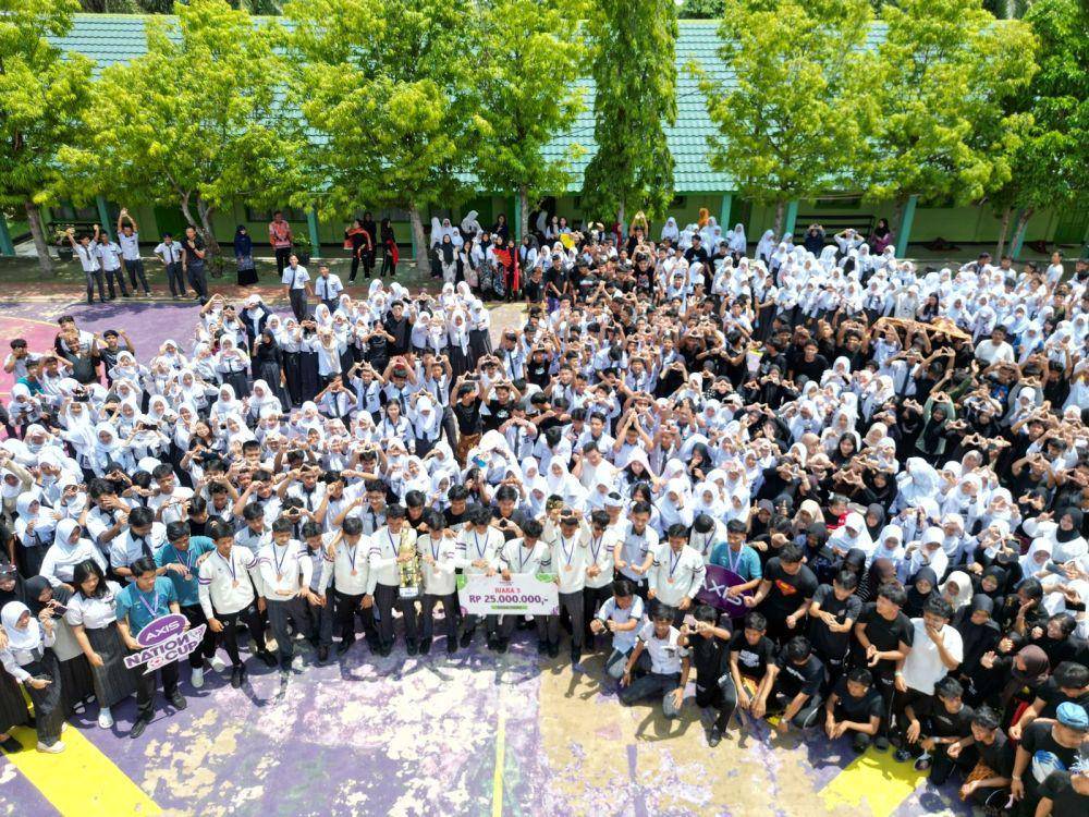 Tim futsal putra SMAN 4 Metro Provinsi Lampung saat disambut dan foto bersama teman-teman di lapangan sekolah, Kamis (21/11/2024). (Dok. XL Axiata).