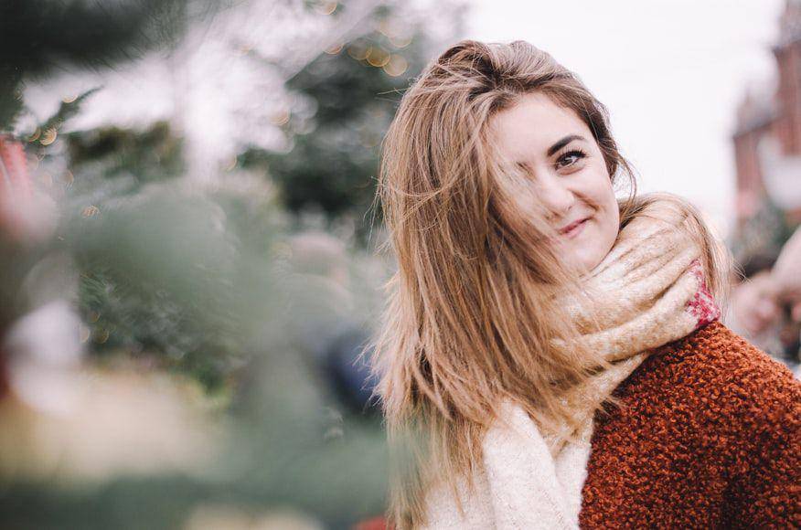 ilustrasi perempuan yang ceria (unsplash.com/Ilyuza Mingazova)