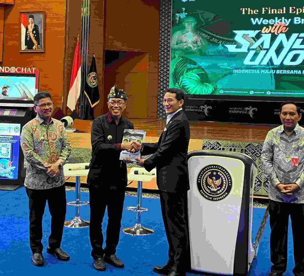 Pj. Bupati Lotim, M Juaini Taofik saat menerima Master plan Cemara Siu dari Sandiaga Uno (IDN Times / Istimewa)