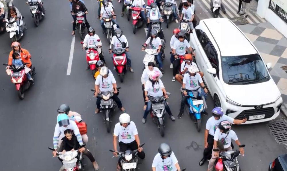 Relawan Cantiq Surabaya Konvoi Dukung Luluk-Lukman di Pilgub 2024