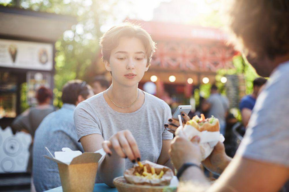 ilustrasi makan (freepik.com/lookstudio)