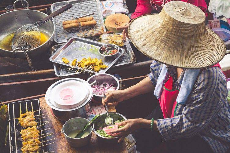 Ilustrasi street food di Thailand (Freepik/perszing1982)