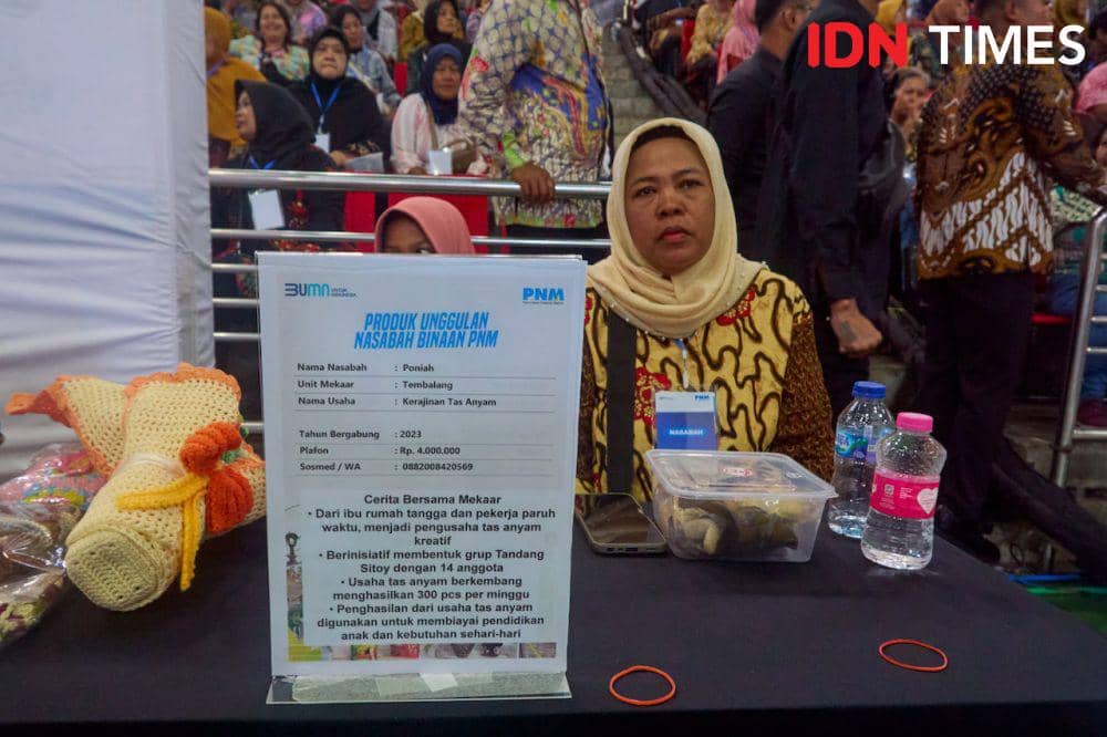 Ponirah, pelaku UMKM yang barang dagangannya diborong Wakil Presiden RI, Gibran Rakabuming Raka saat acara Silaturahmi dengan Peserta dan Pendamping Program Mekaar binaan PT Permodalan Nasional Madani (PNM) di Semarang, Jumat (22/11/2024). (IDN Times/Dhana Kencana)