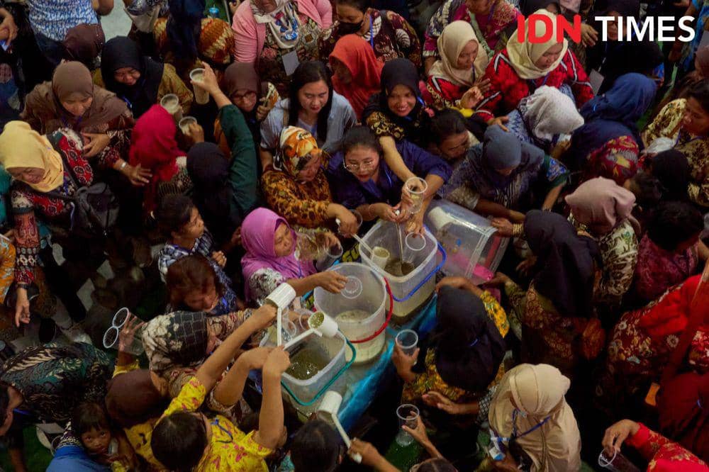 Ibu-ibu berebut makanan dan minuman saat acara Silaturahmi dengan Peserta dan Pendamping Program Mekaar binaan PT Permodalan Nasional Madani (PNM) di Semarang, Jumat (22/11/2024). (IDN Times/Dhana Kencana)