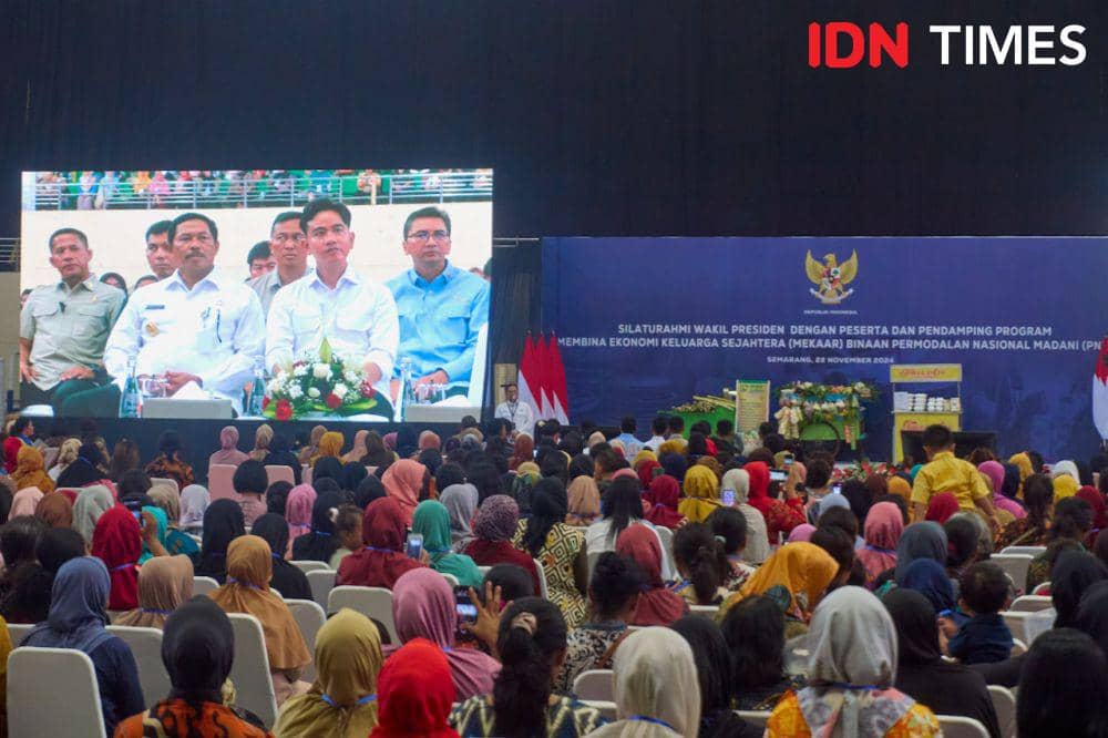 Wakil Presiden RI, Gibran Rakabuming Raka saat menghadiri Silaturahmi dengan Peserta dan Pendamping Program Mekaar binaan PT Permodalan Nasional Madani (PNM) di Semarang, Jumat (22/11/2024). (IDN Times/Dhana Kencana)
