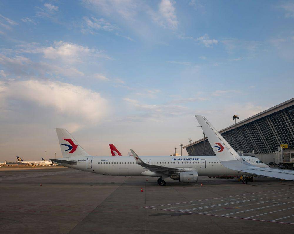 Potret Shanghai Pudong International Airport (PVG), Shanghai, China (unsplash.com/declansun)