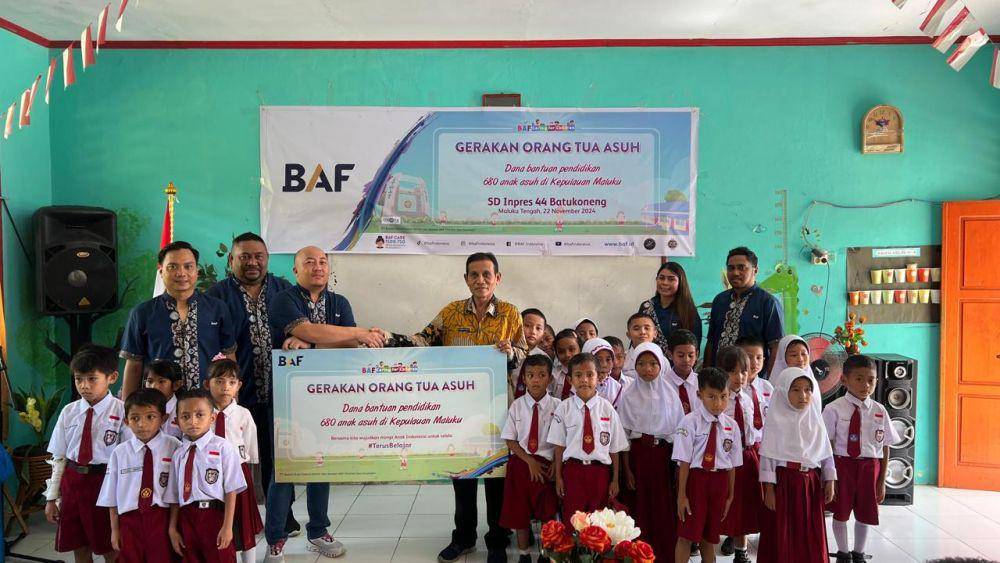 Bobby Hermansyah, Head of Regional Center BAF Manado serahkan bantuan pendidikan kepada M. Haming Tuhulele, Kepala Sekolah SD Inpres 44 Batukoneng Kota Ambon (BAF)