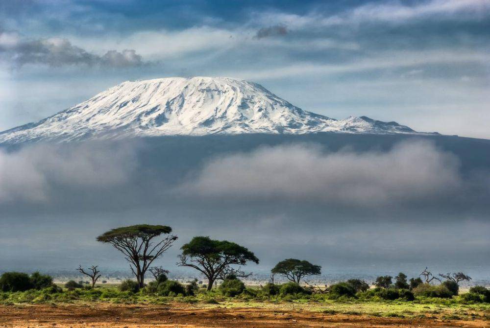 potret Gunung Kilimanjaro (https://bobo.grid.id/read/083832661/mengapa-ada-salju-di-puncak-gunung-api-kilimanjaro-ini-fakta-fenomena-alamnya)