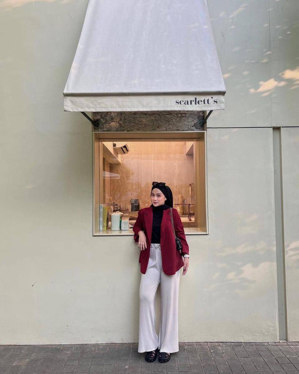 ide OOTD hijab dengan outer warna maroon (instagram.com/nandadwise)