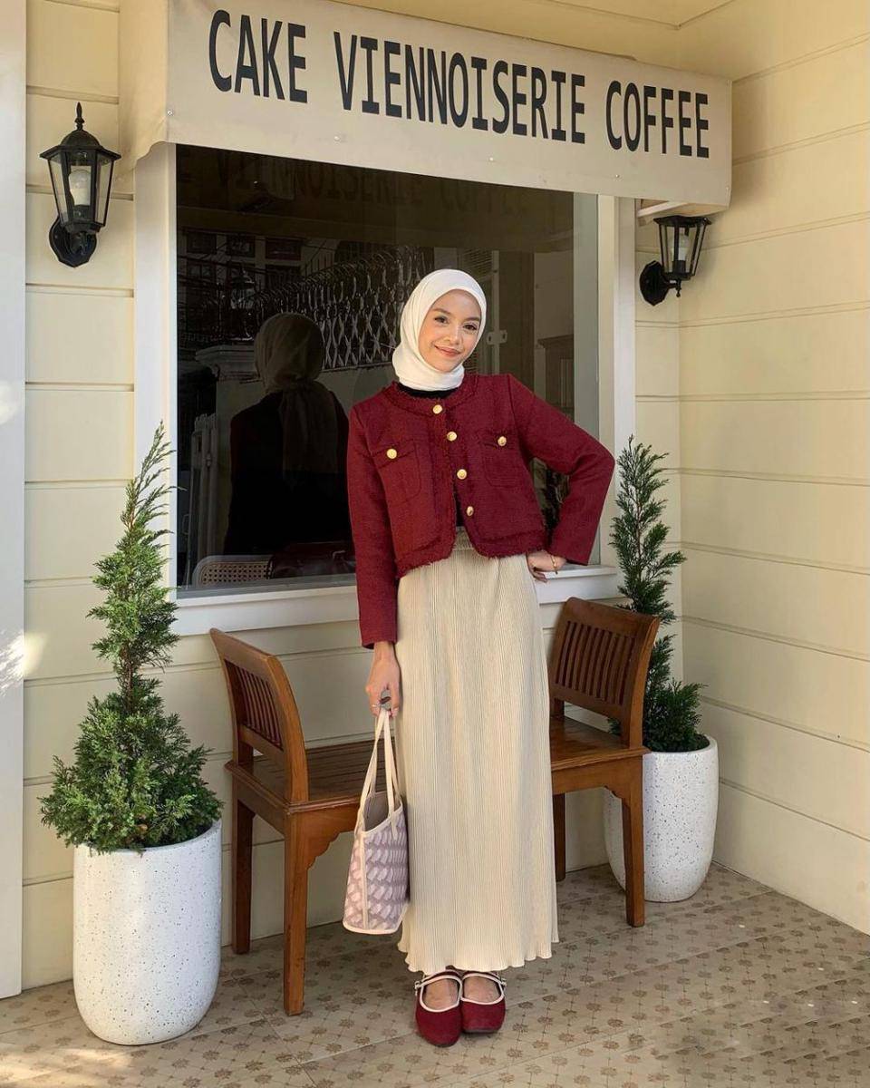 ide OOTD hijab dengan outer warna maroon (instagram.com/febiolanabilaa)