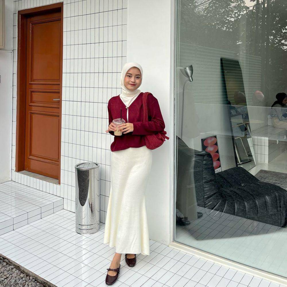 ide OOTD hijab dengan outer warna maroon (instagram.com/nengdewisr)