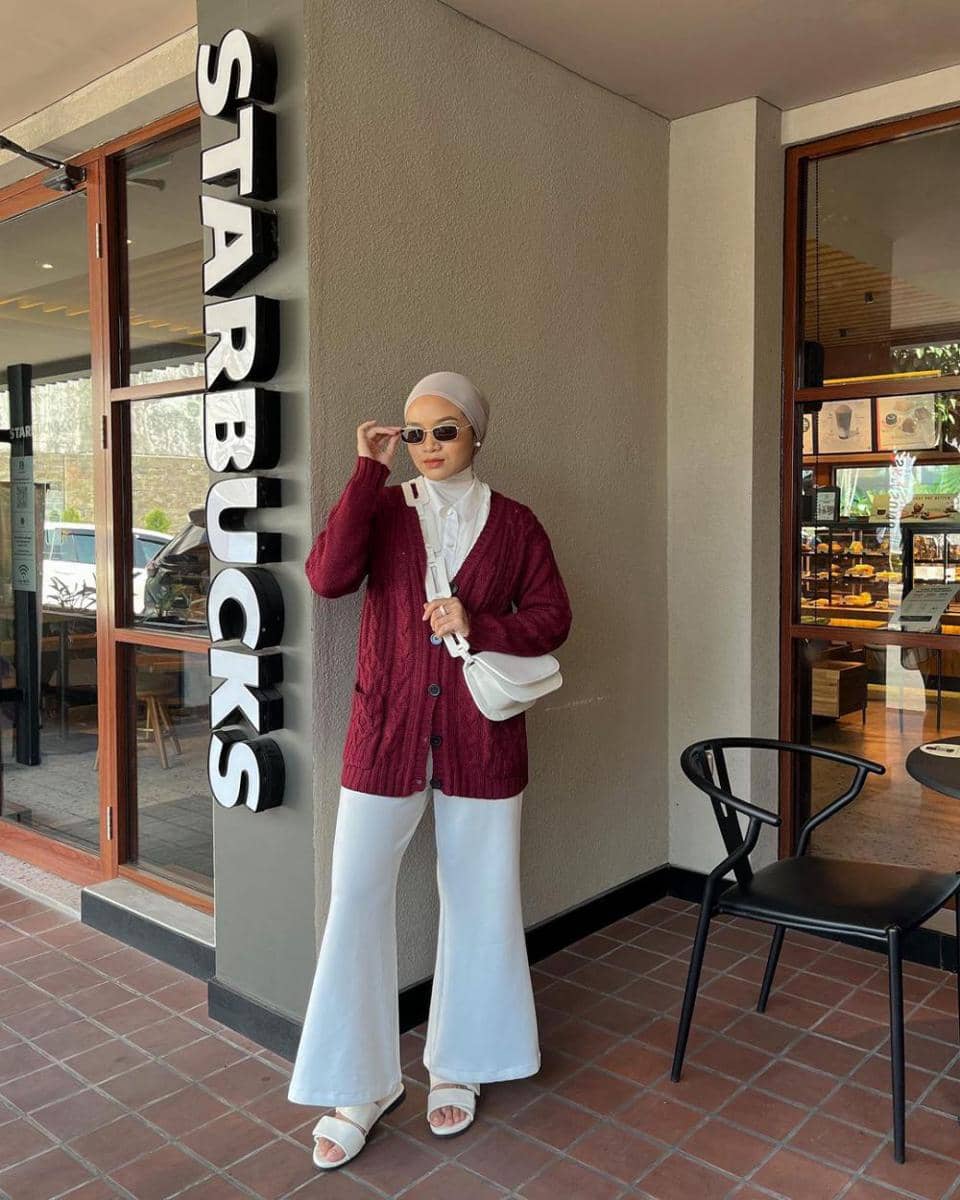 10 Ide OOTD Hijab dengan Outer Warna Maroon, Sontek Yuk! | IDN Times
