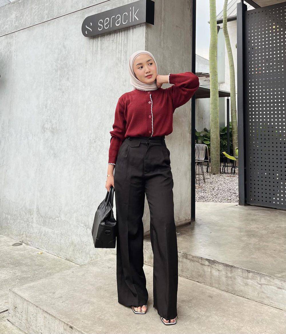ide OOTD hijab dengan outer warna maroon (instagram.com/thafanyads)