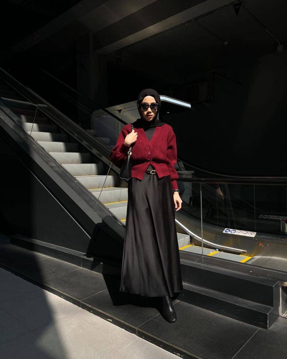 ide OOTD hijab dengan outer warna maroon (instagram.com/delaaayuu)
