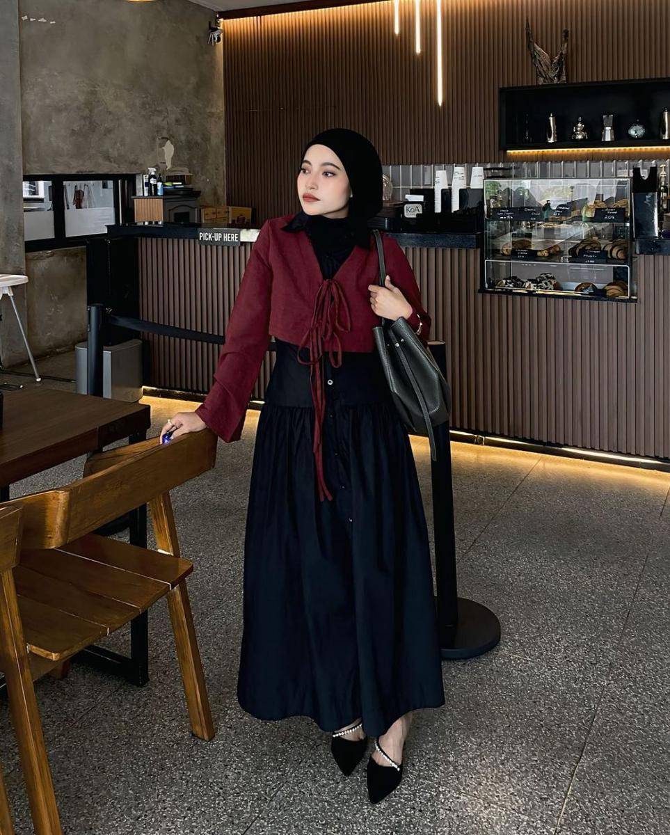 ide OOTD hijab dengan outer warna maroon (instagram.com/masrurohmzyd)