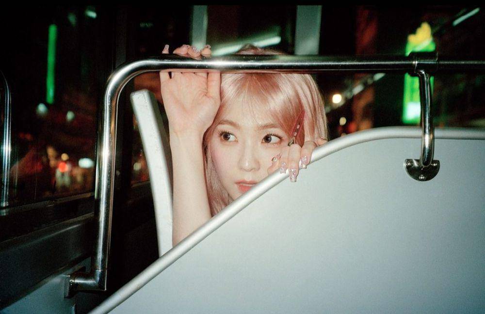Irene Red Velvet di mini album Like A Flower (instagram.com/redvelvet.smtown)