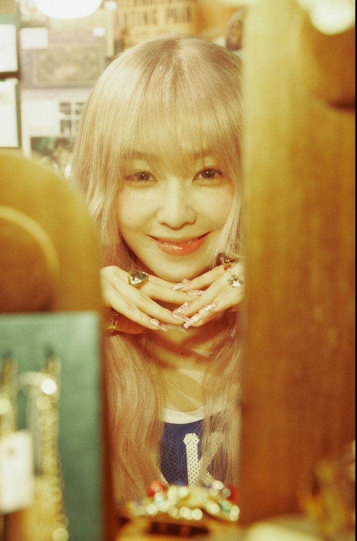 Irene Red Velvet di mini album Like A Flower (instagram.com/redvelvet.smtown)