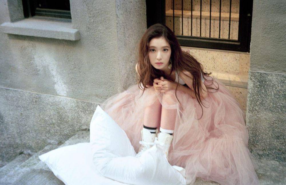 Irene Red Velvet di mini album Like A Flower (instagram.com/redvelvet.smtown)