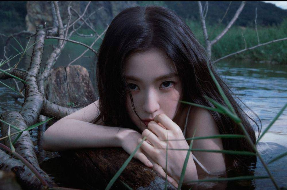 Irene Red Velvet di mini album Like A Flower (instagram.com/redvelvet.smtown)