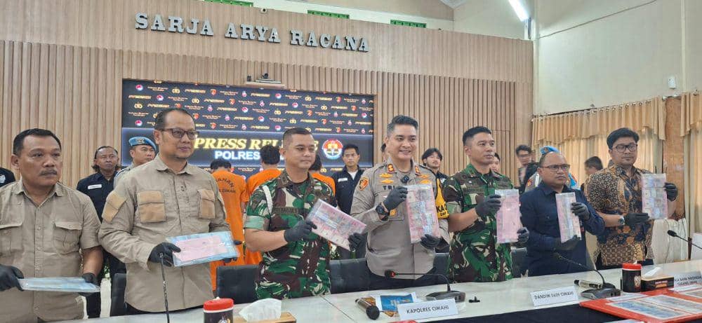 Para Tersangka Pembuat dan Pengedar Uang Palsu Ditangkap Satuan Reserse Kriminal Polres Cimahi. (Rizki/IDN Times)