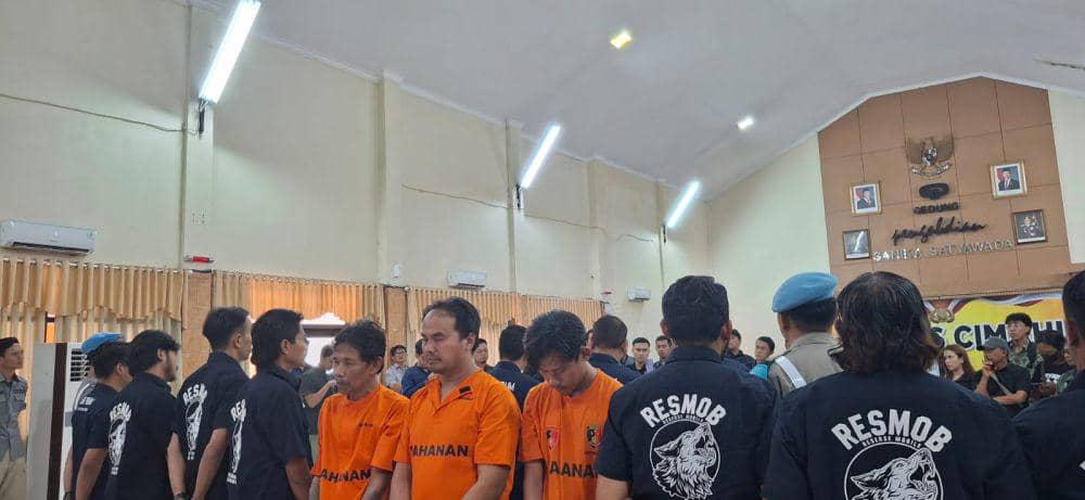 Para Tersangka Pembuat dan Pengedar Uang Palsu Ditangkap Satuan Reserse Kriminal Polres Cimahi. (Rizki/IDN Times)