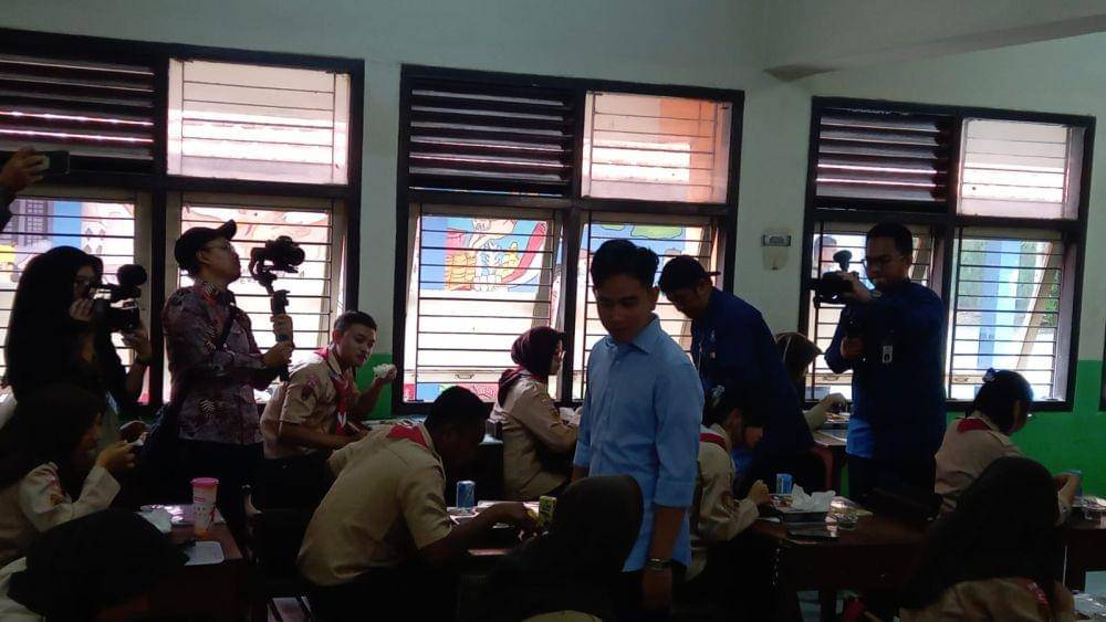Wapres Gibran Rakabuming Raka melihat siswa SMKN 7 Semarang menyantap makan bergizi gratis. (IDN Times/Dok Humas Pemprov Jateng)