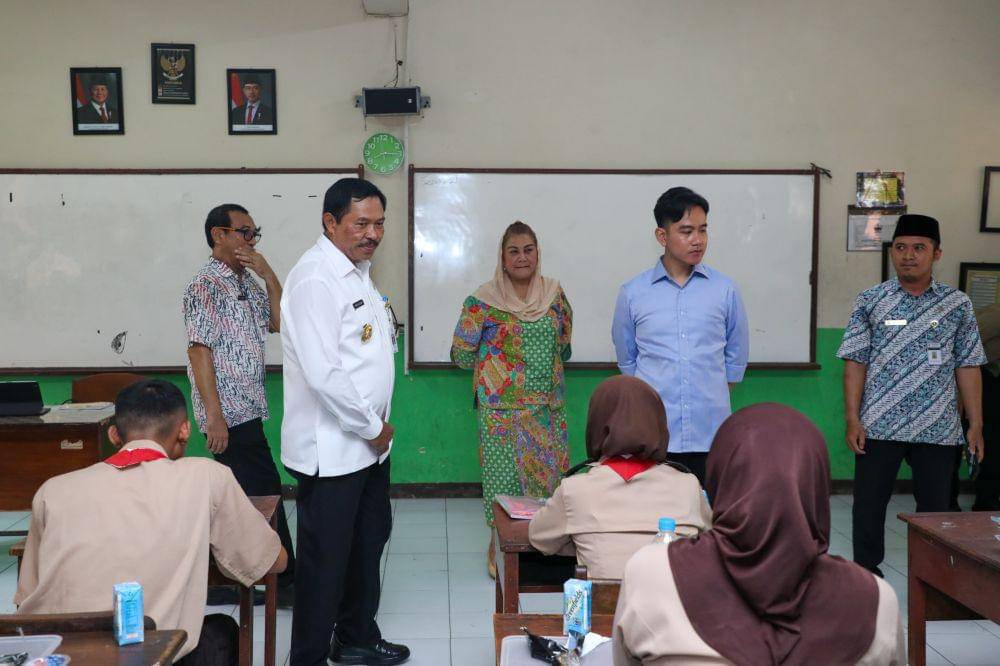 Pj Gubernur Jateng Nana Sudjana dan Wapres Gibran Rakabuming Raka melihat siswa menyantap menu uji coba makan bergizi gratis. (IDN Times/Dok Pemprov Jateng)
