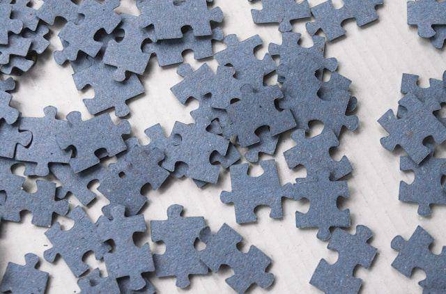 Ilustrasi puzzle dengan gambaran orang yang berusaha memperbaiki hidupnya (unsplash.com/Ksenia)