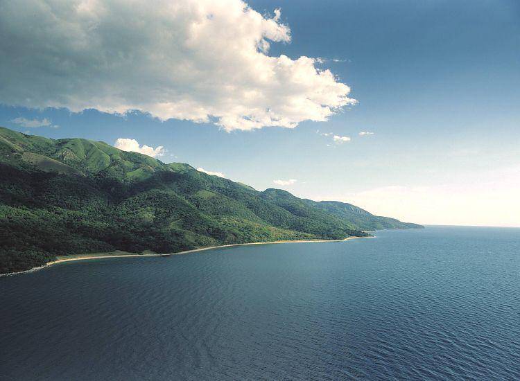 potret Danau Tanganyika (https://www.tanzaniatourism.com/destination/lake-tanganyika)